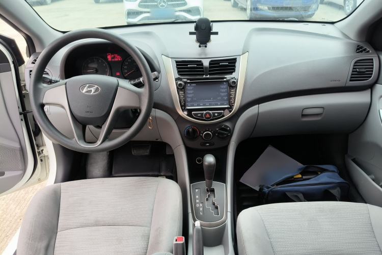 Used Hyundai Verna (older generation) 2014 1.4L Automatic Smart GLS Center Console