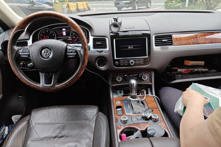 Used Volkswagen Touareg 2011 3.0 TSI High-End Version Center Console