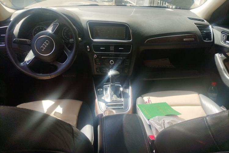 Used Audi Q5 2017 Plus 40 TFSI Ambition Model Center Console