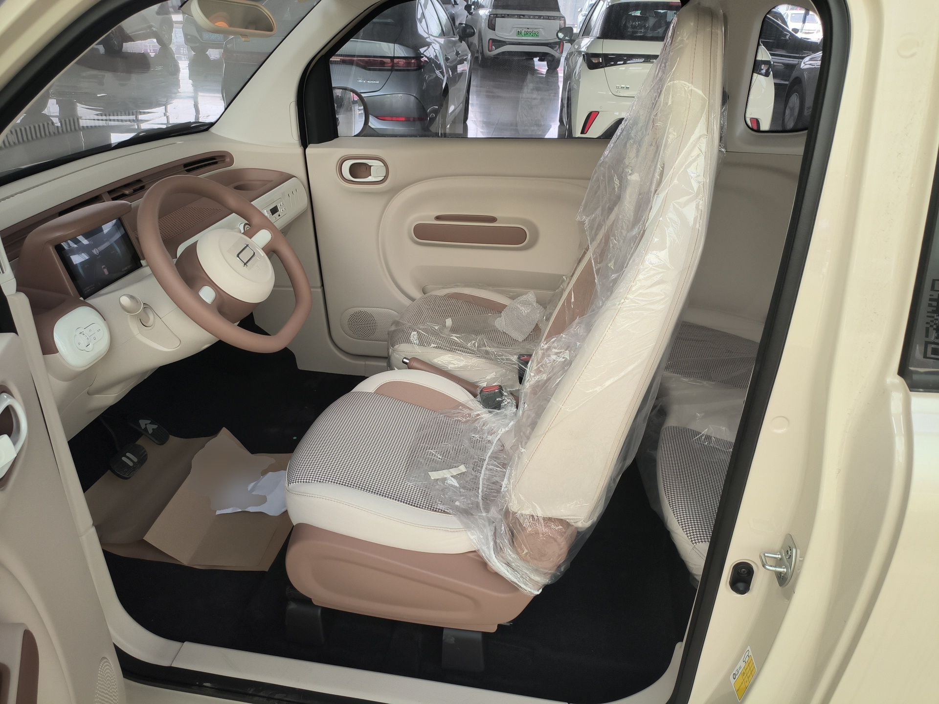 المقاعد الأمامية داخل السيارة