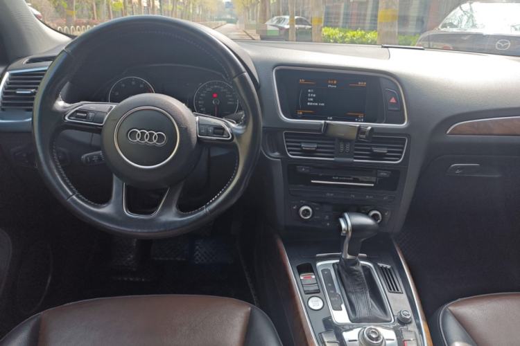 Used Audi Q5 2016 40 TFSI Comfort Model Center Console