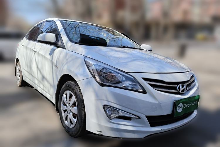 Used Hyundai Verna (older generation) 2014 1.4L Manual Smart GLS Trim Front Right 45 Deg