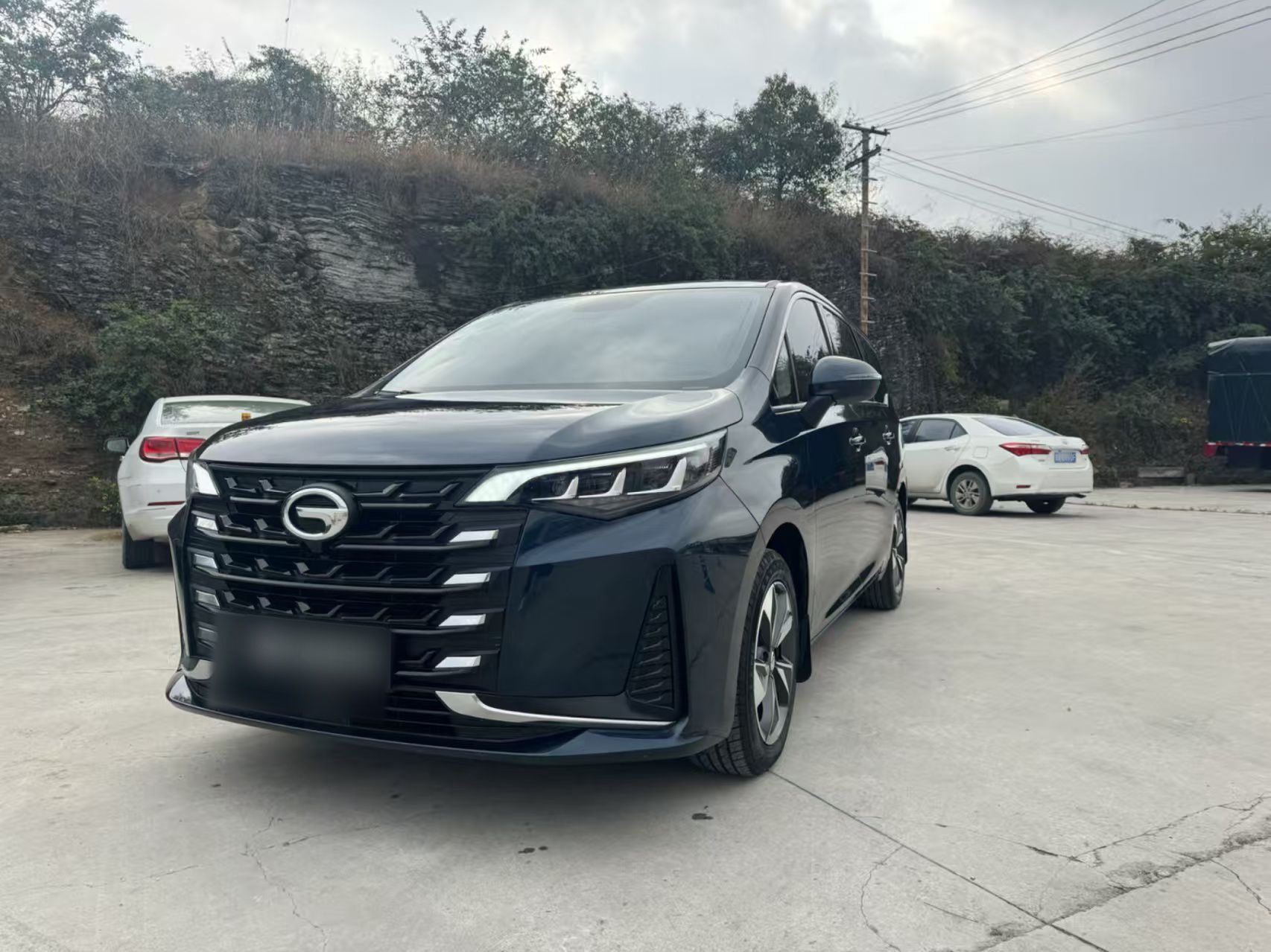 Под передней частью автомобиля