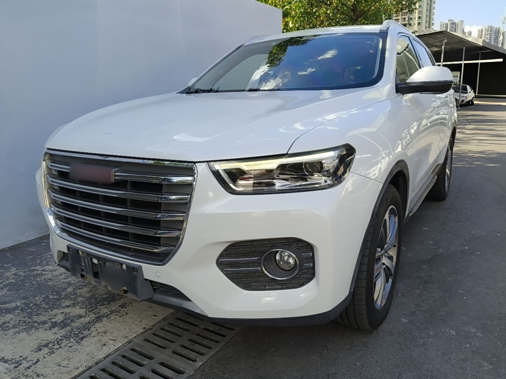 Под передней частью автомобиля