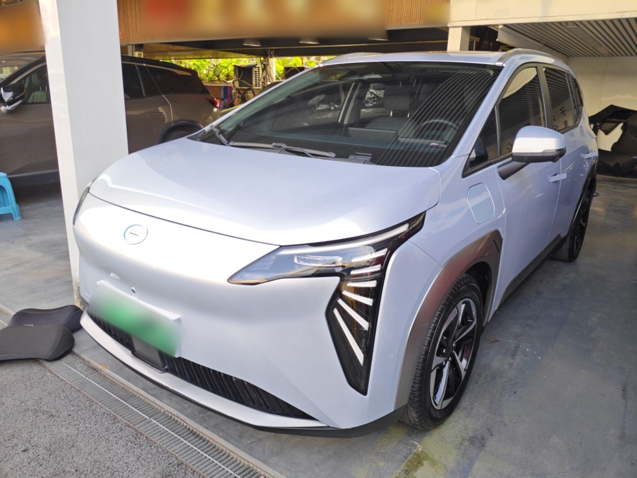 Под передней частью автомобиля