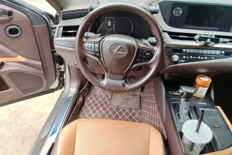 Used Lexus ES 2020 300h Premier Edition