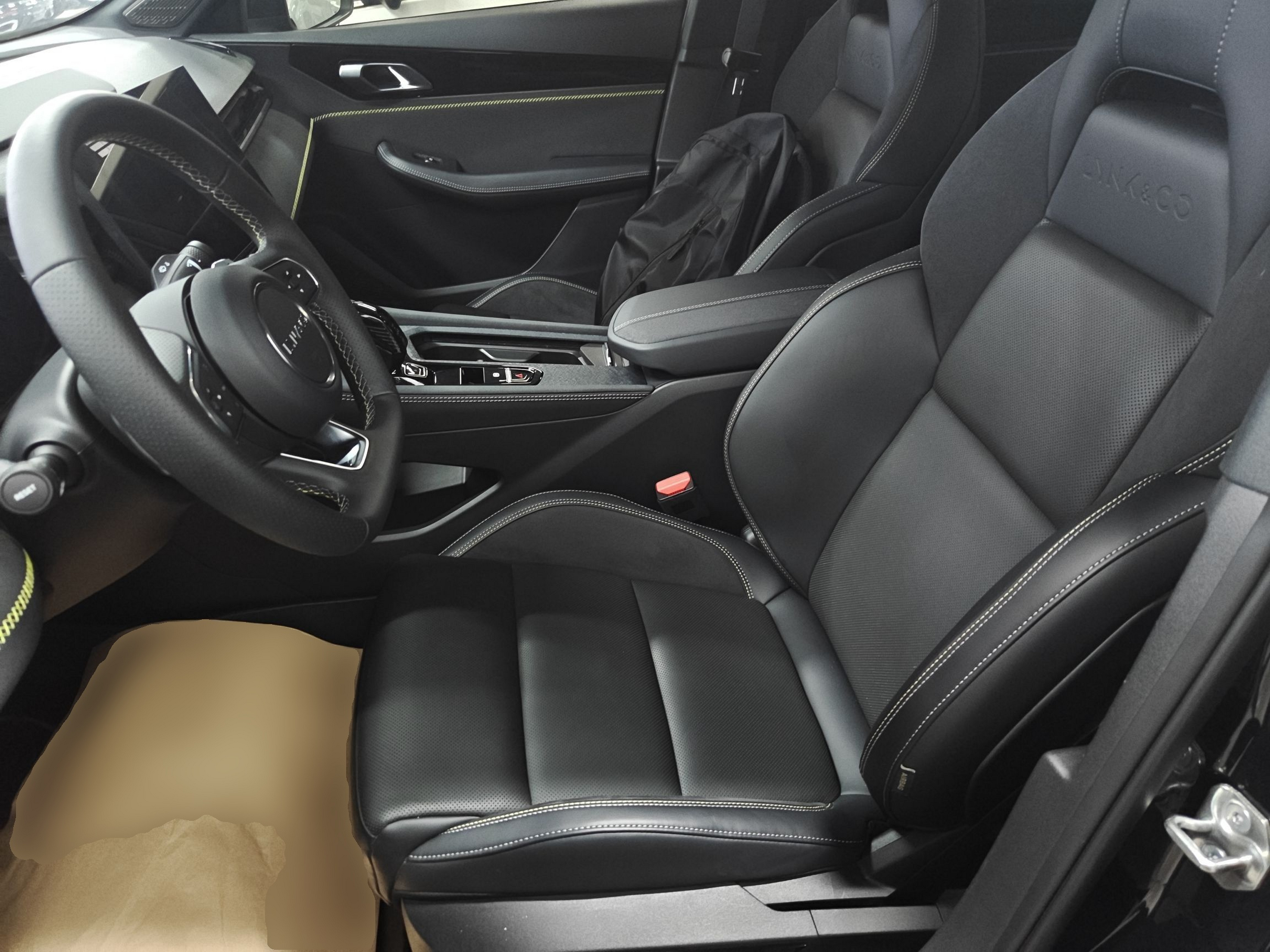 المقاعد الأمامية داخل السيارة