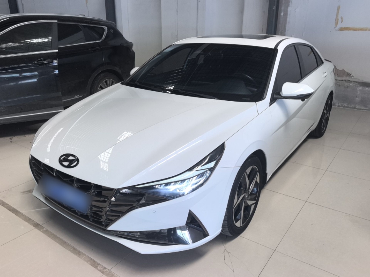 تحت مقدمة السيارة