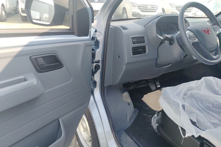 Used Wuling Yangguang 2024 300KM Comfort Version Passenger Van 75kW Driver Seat