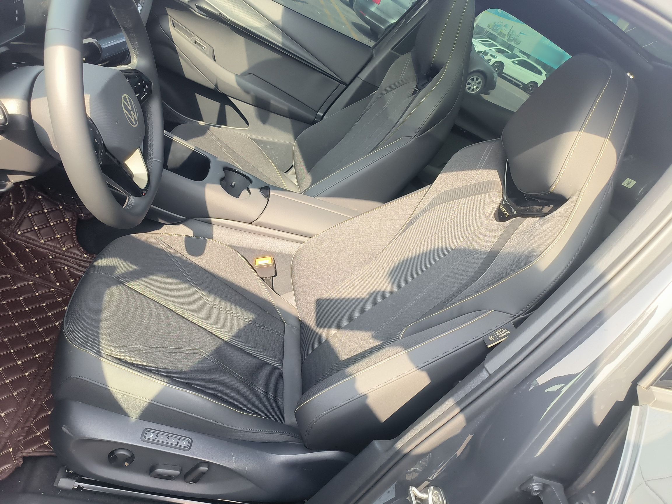 المقاعد الأمامية داخل السيارة