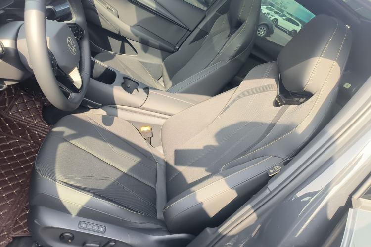 Used Volkswagen ID.UNYX 2024 Pro Long-Range Version Left Front Seat