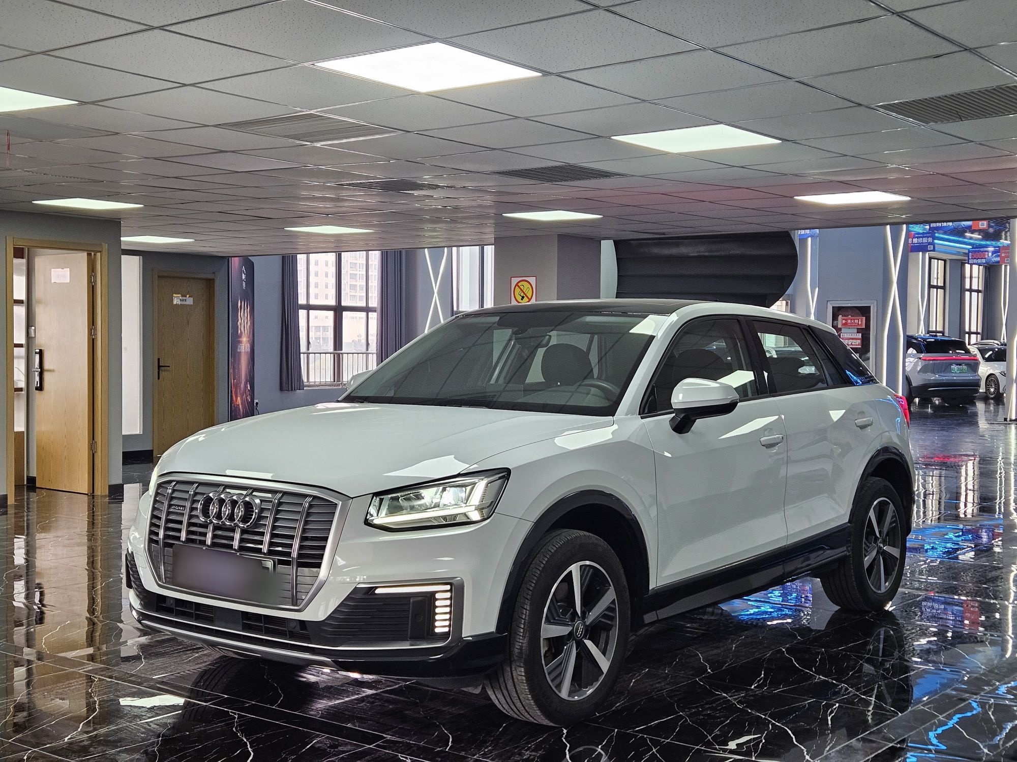 تحت مقدمة السيارة