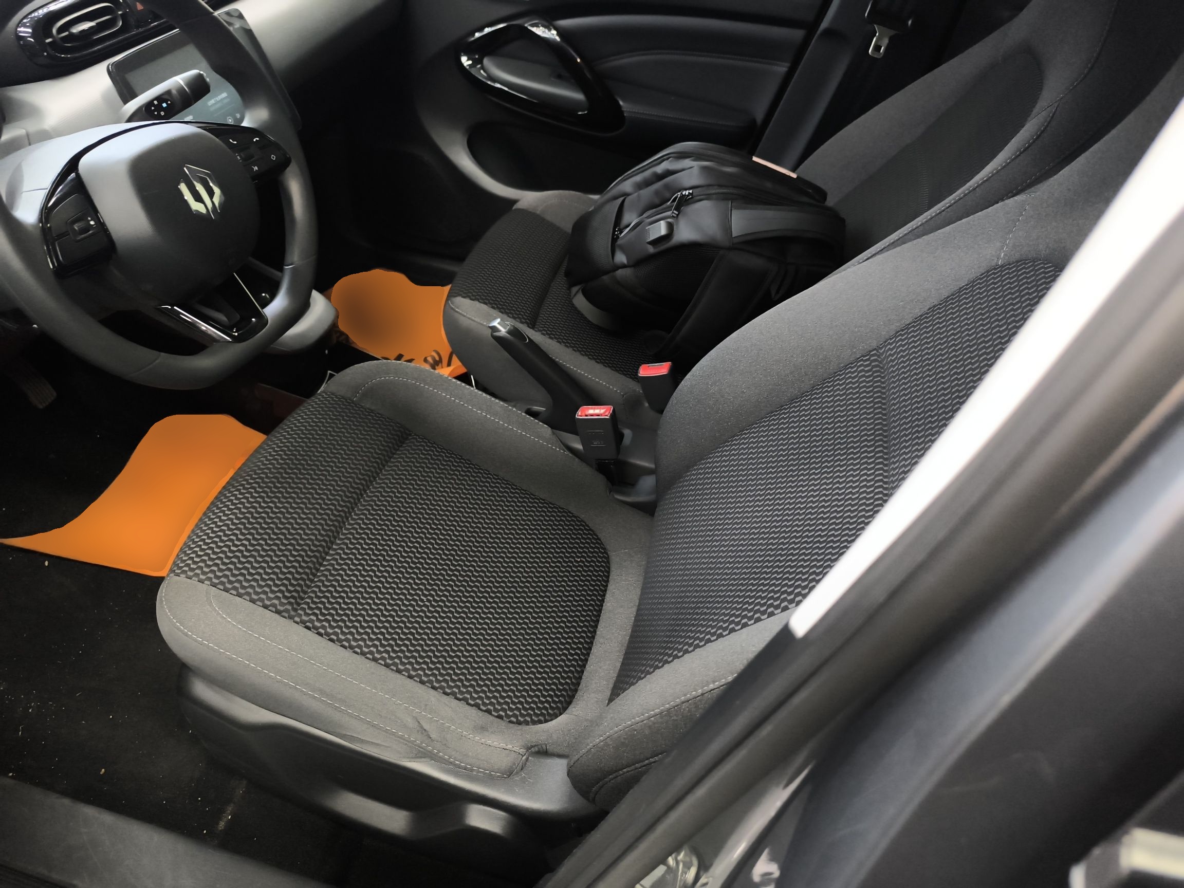 Переднее сиденье в автомобиле