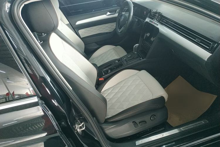 Used Volkswagen Magotan 2023 2 Million Units Commemorative Edition 330TSI DSG Luxury Version Right Front Seat