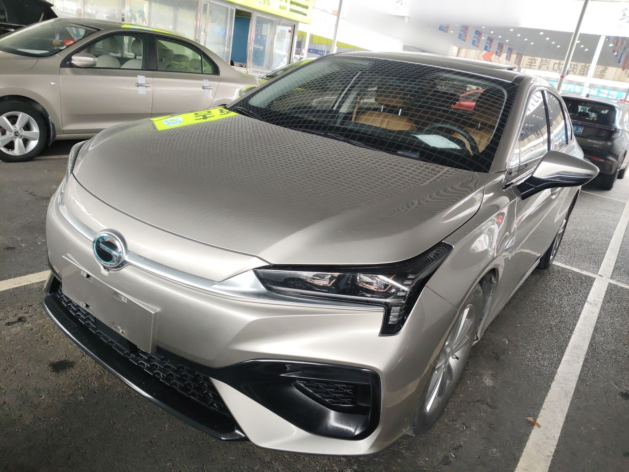 تحت مقدمة السيارة