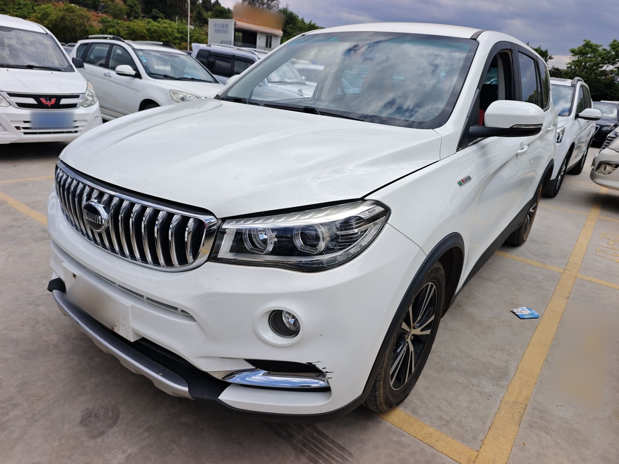 Под передней частью автомобиля