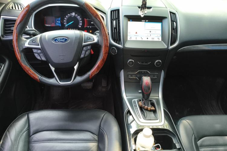 Used Ford Edge 2016 EcoBoost 245 Four-Wheel Drive Titanium Edition 7-Seater Center Console