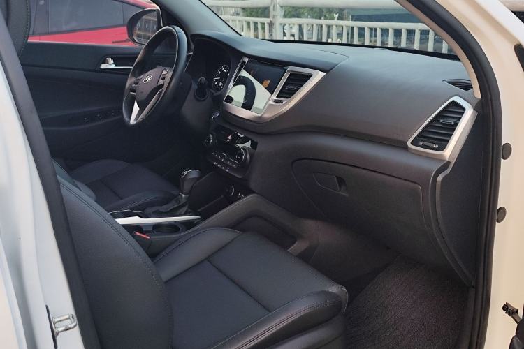 Used Hyundai Tucson 2015 1.6T Dual-Clutch Two-Wheel-Drive Smart Model Interior 2