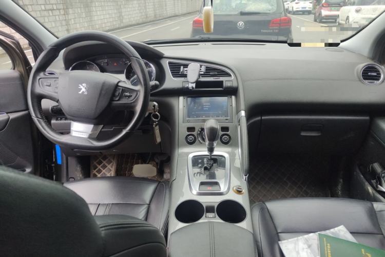 Used Peugeot 3008 2016 2.0L Automatic Trend Edition Center Console
