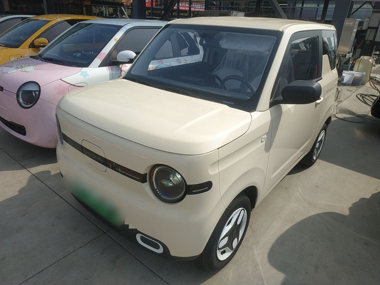 تحت مقدمة السيارة