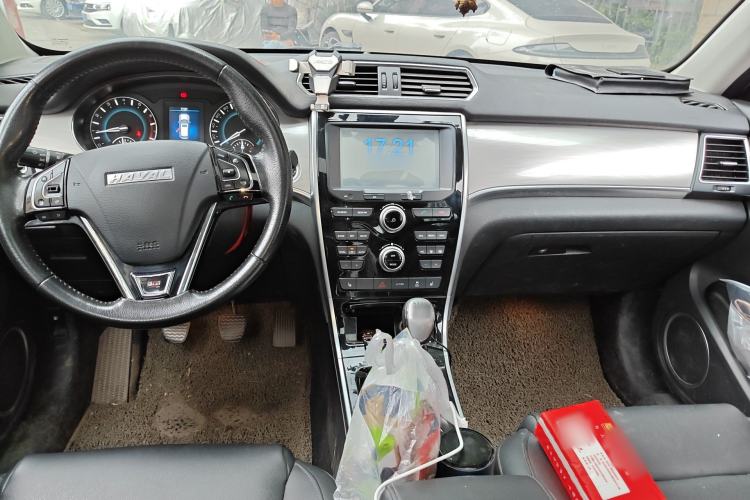 Used Haval H2 2016 Red-Label 1.5T Manual Two-Wheel Drive Luxury Model Center Console