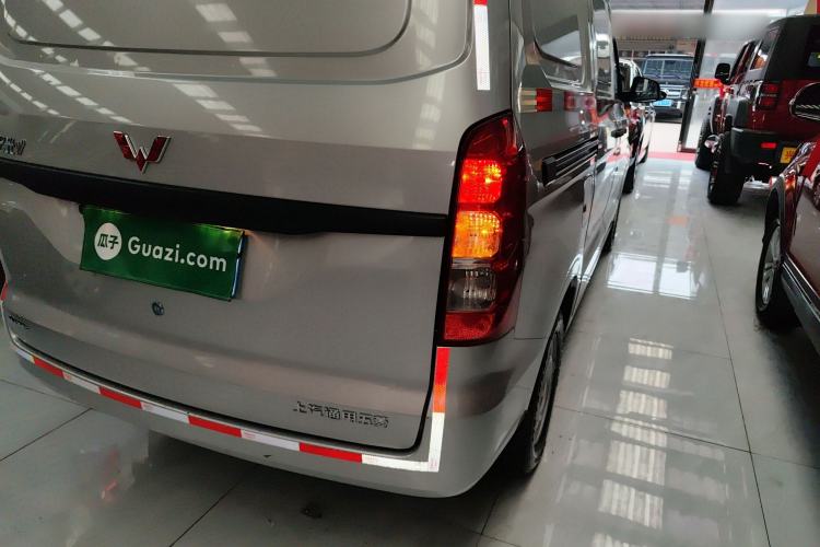 Used Wuling Hongguang V 2022 1.5L Jingqu Edition Enclosed-Window Vehicle with Hydraulic Power Steering LAR