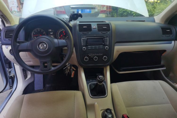 Used Volkswagen Sagitar 2011 1.6L Manual Comfort Version Center Console