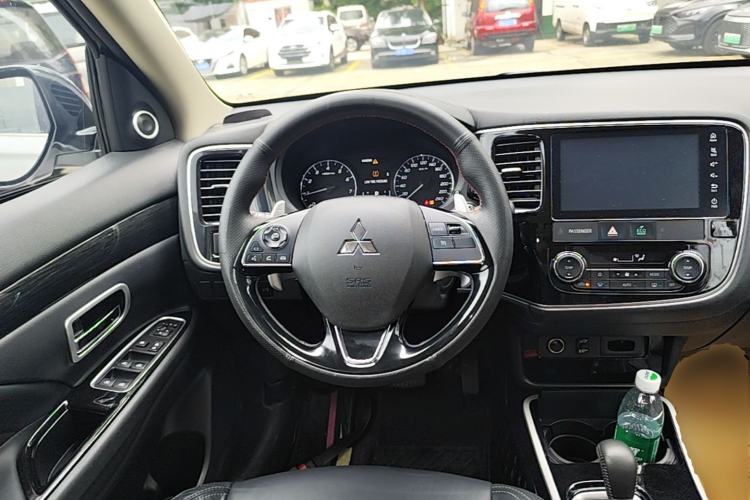 Used Mitsubishi Outlander 2019 2.4L 4x4 Zhi Xiang Edition 7 Seats China VI Standard