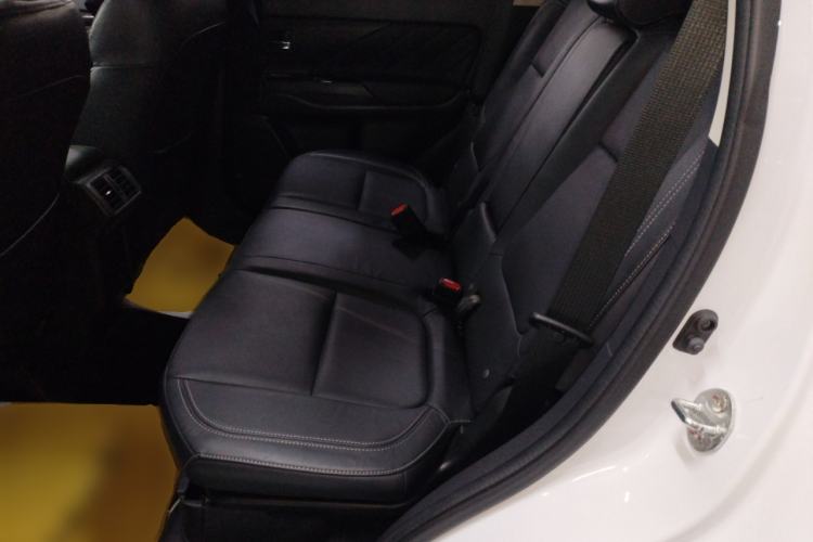 Used Mitsubishi Outlander 2019 2.4L 4x4 Zhi Xiang Edition 5 Seats China V Emission Standard Left Rear Seat