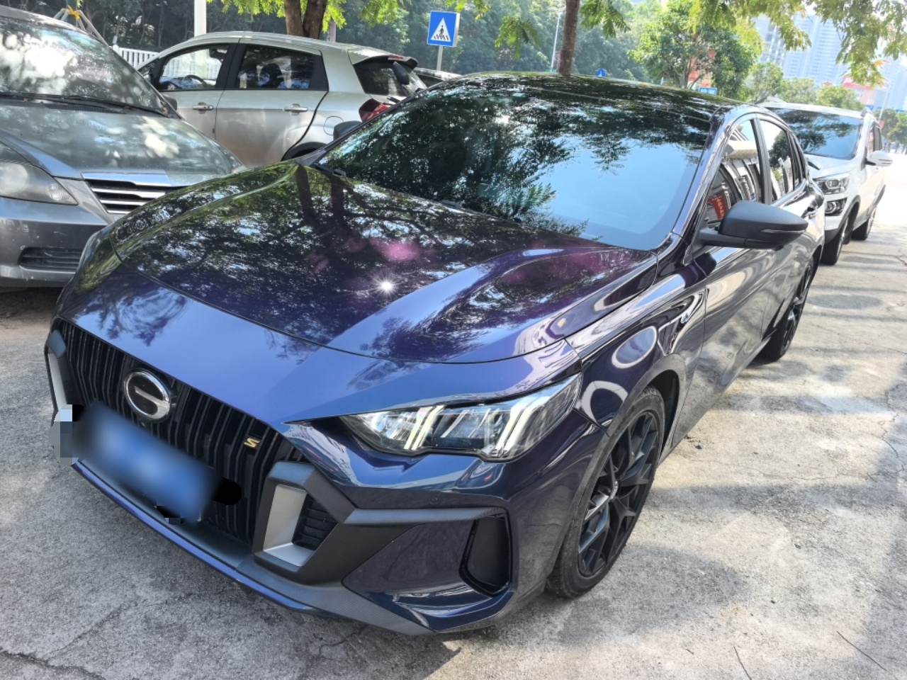 تحت مقدمة السيارة