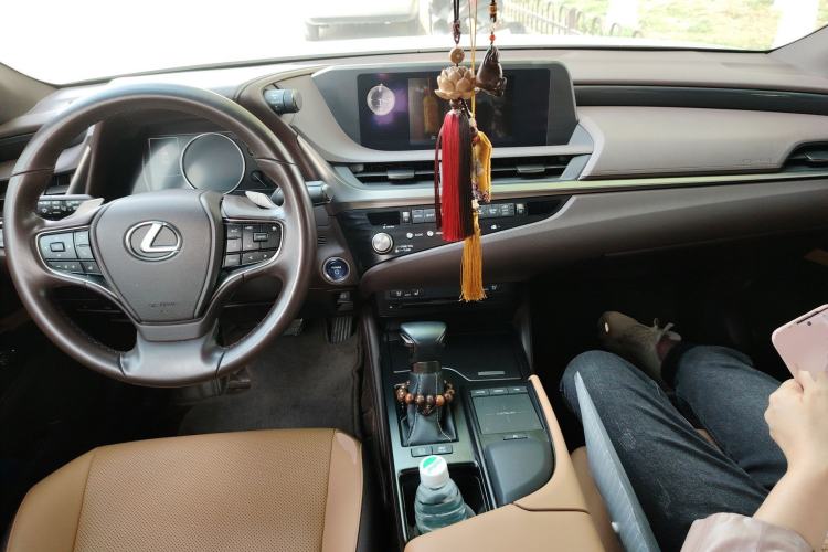 Used Lexus ES 2020 300h Deluxe Edition Center Console