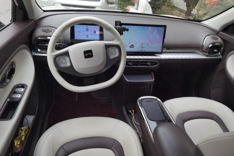Used JAC Yiwei 3 2024 Zhiai Edition 505km Champion Version Center Console