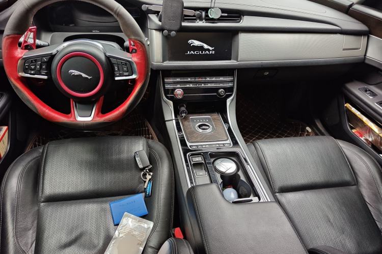 Used Jaguar XFL 2019 XFL 2.0T 250 PS Two-Wheel-Drive Luxury Edition Center Console