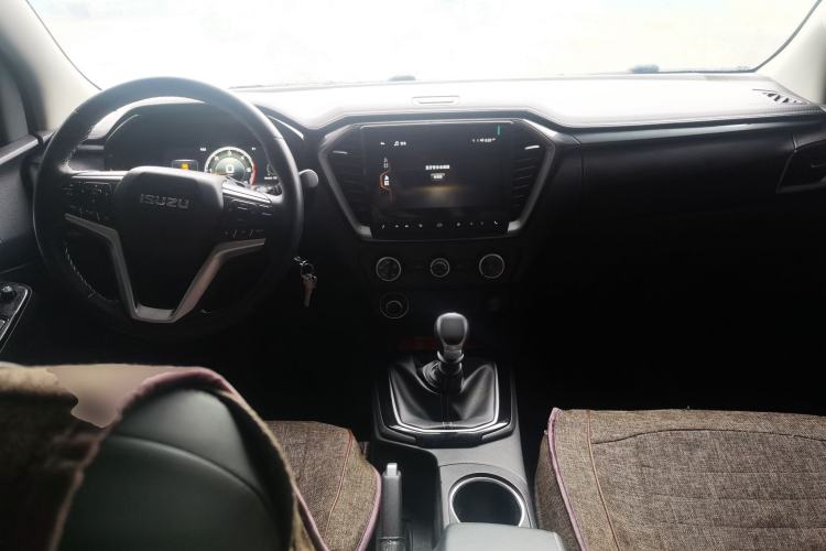 Used Isuzu D-MAX 2023 2.5T Manual 4x4 Diesel Flagship Long Wheelbase Center Console