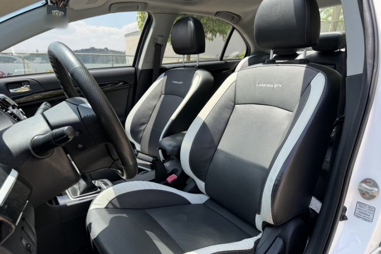 Used Mitsubishi Lancer EX 2016 1.8L Manual Black-and-White Retro Edition Interior 5