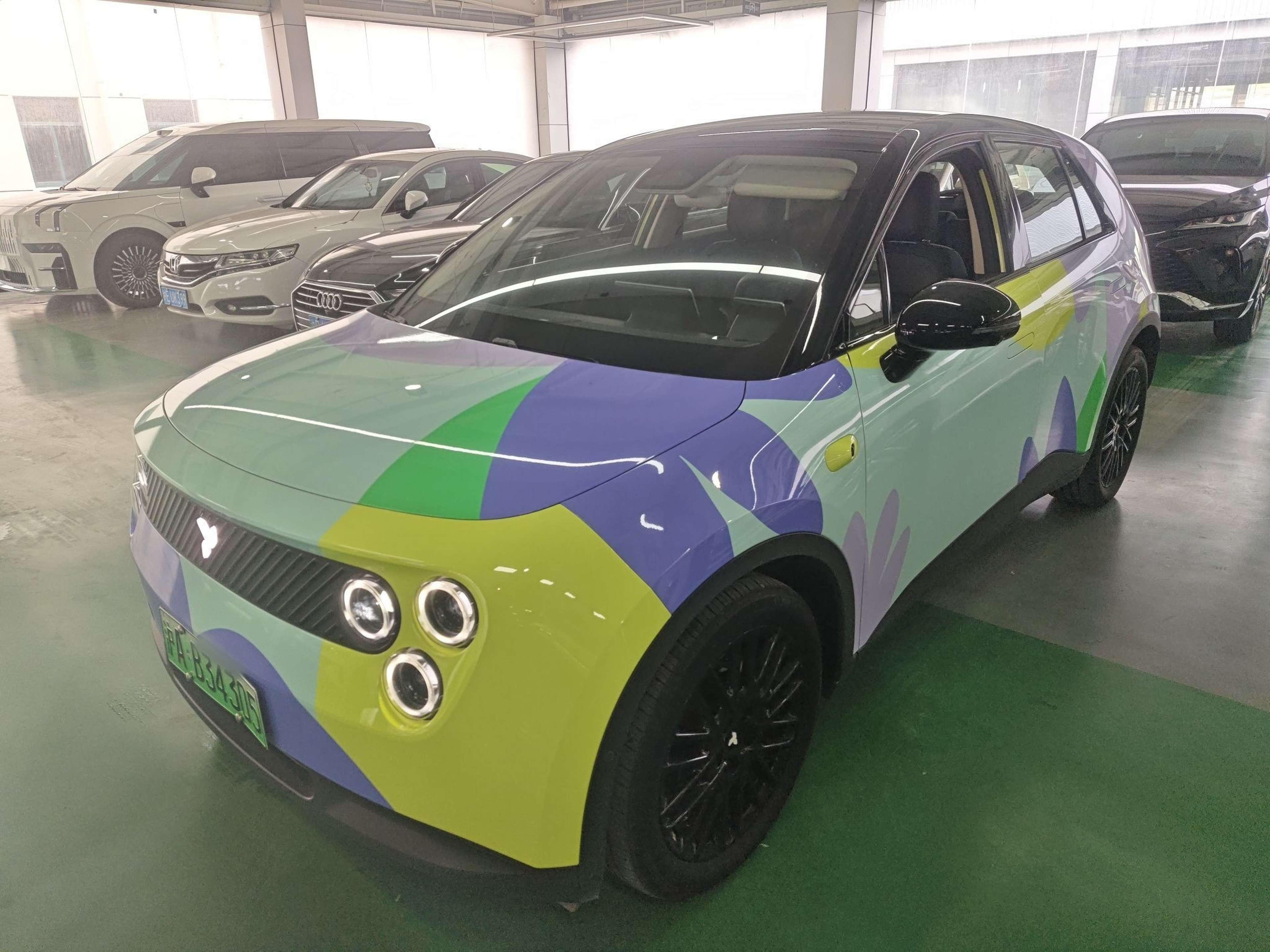 تحت مقدمة السيارة