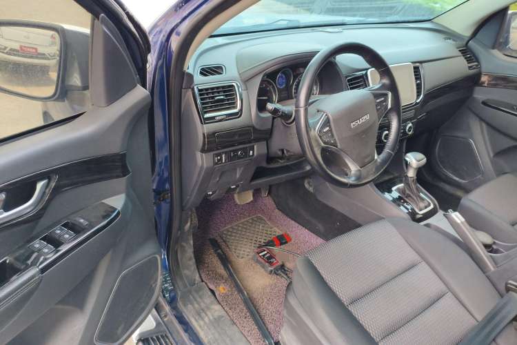 Used Isuzu D-MAX 2020 1.9T Two-Wheel Drive Automatic Comfort Edition China VI Standard RZ4E Hi-Power
