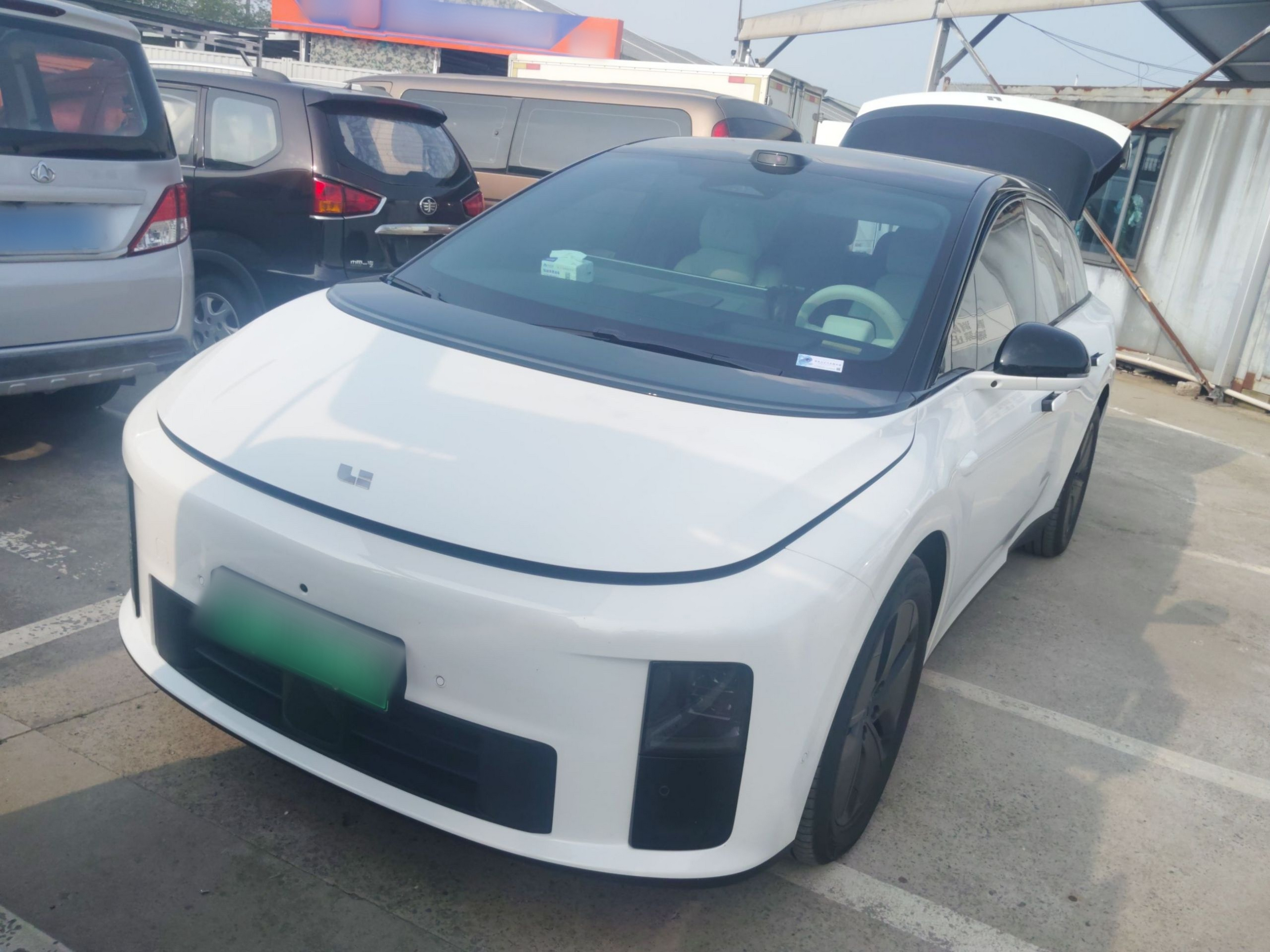 Под передней частью автомобиля