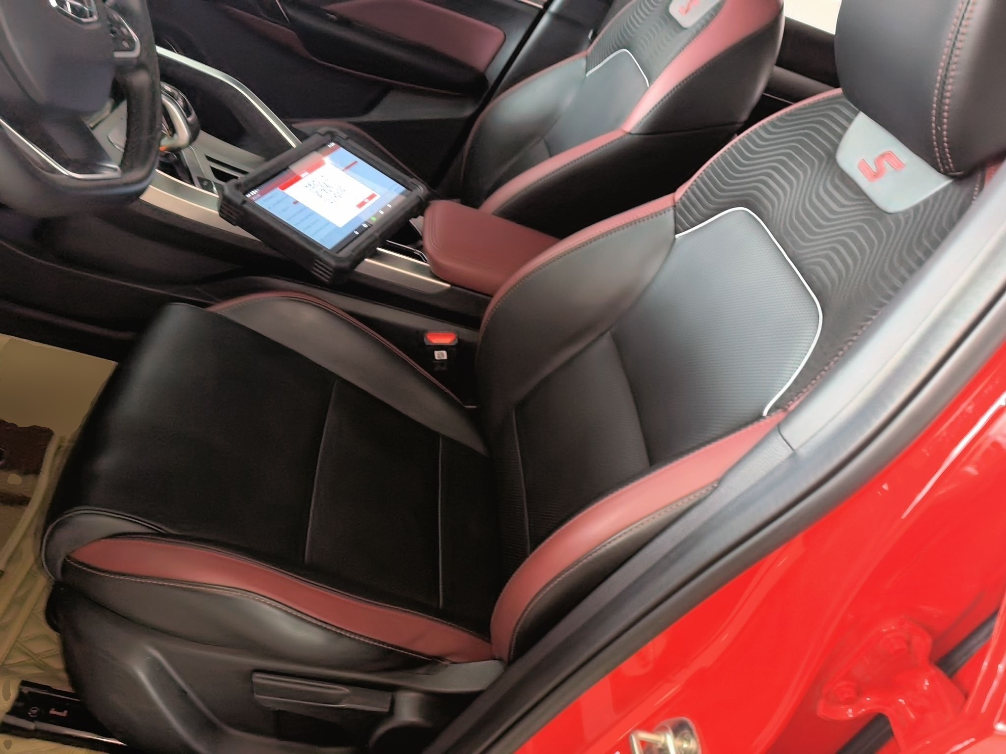 Переднее сиденье в автомобиле