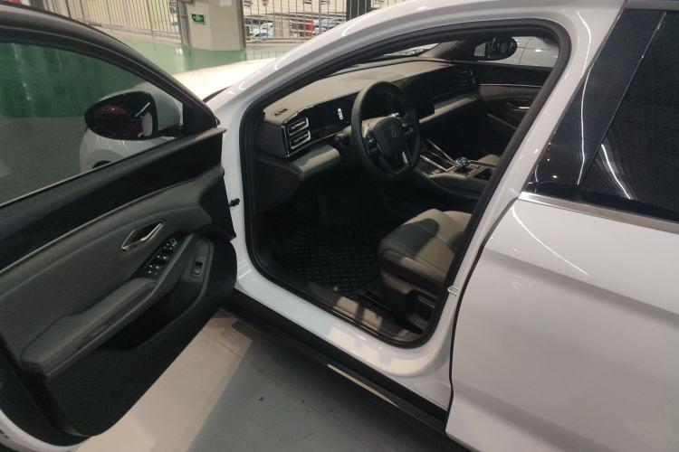 Used BYD Qin L 2025 DM-i Smart Drive 80KM Leading Model Driver Seat