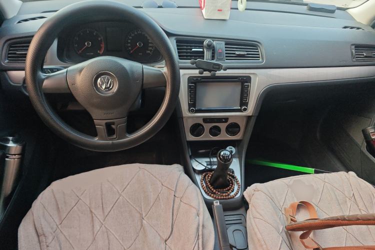 Used Volkswagen Lavida 2013 Revised Classic 1.6L Manual Fashion Edition Center Console