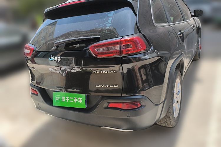 Used Jeep Cherokee 2017 2.0L Superior Edition
