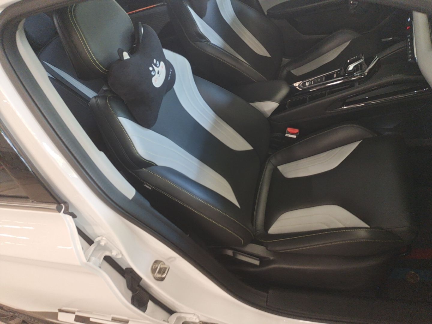 Geely Auto Coolray 2022 Bin Yue COOL 1.5TD DCT Ignite Edition — снимка 19
