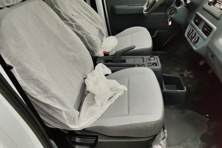 Used Wuling Yangguang 2024 300KM Comfort Version Passenger Van 75kW