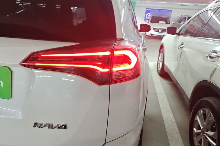 Used Toyota RAV4 2016 2.0L CVT Two-Wheel Drive Fashion Edition China V Standard Exterior 3