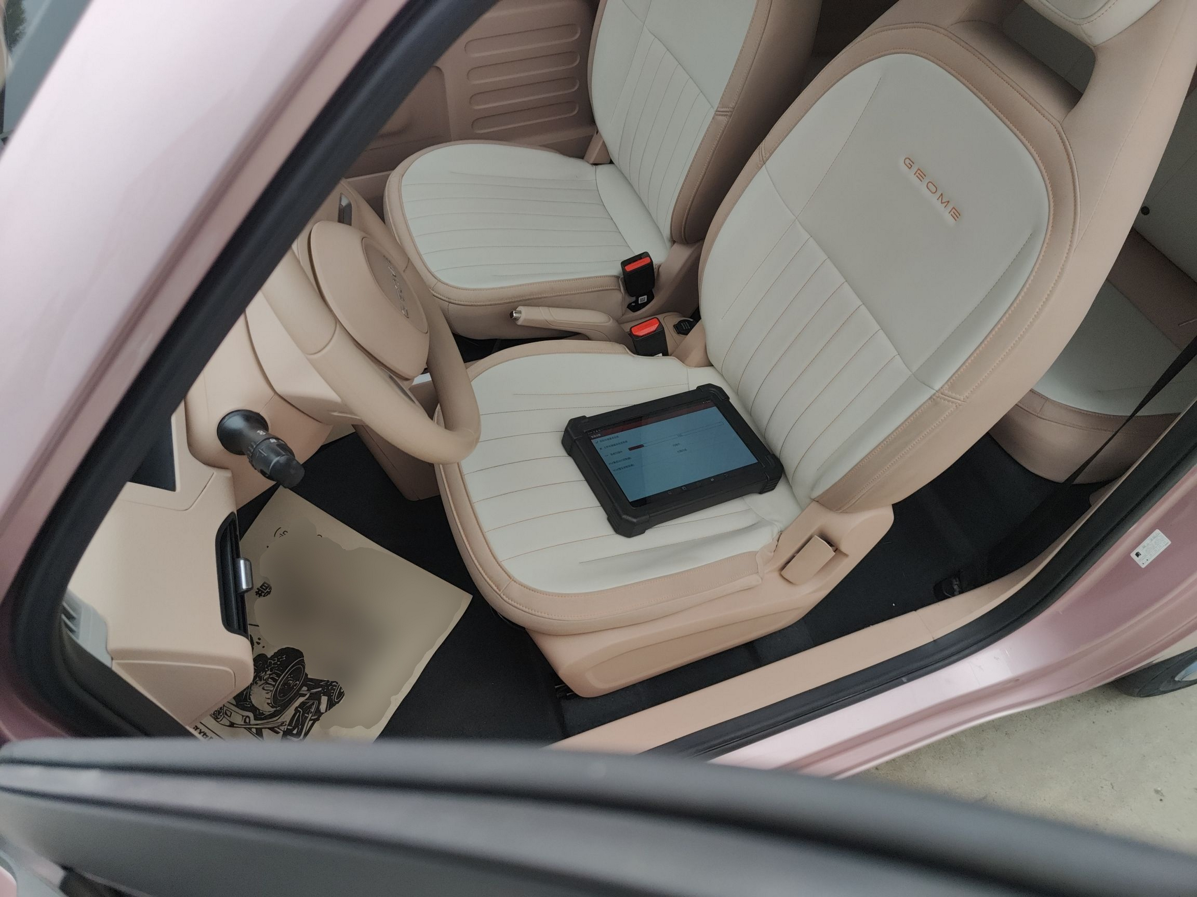 المقاعد الأمامية داخل السيارة