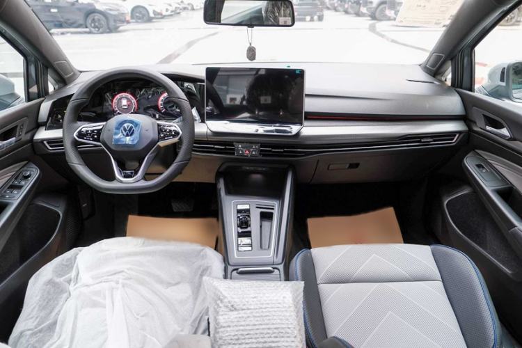 Used Volkswagen Golf 2025 Facelift 300TSI R-Line Interior 1