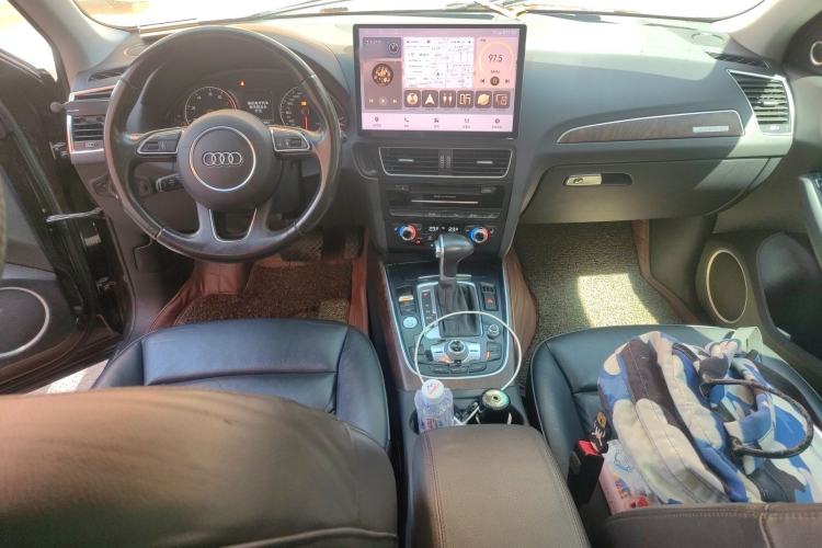 Used Audi Q5 2015 40 TFSI Comfort Model Center Console