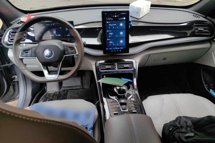 Used BYD Qin PLUS 2024 HONOR Edition DM-i 55KM Leading Model Center Console