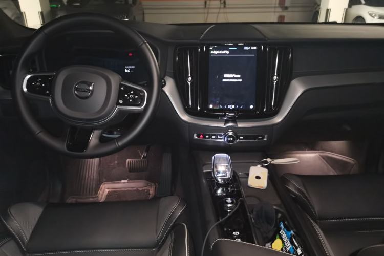 Used Volvo XC60 New Energy 2025 Plug-in Hybrid Long-Range All-Wheel Drive Zhiyuan Extreme Night Black Edition Center Console